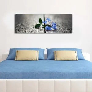 Canvastavla med LED-belysning 30x90 cm - Blommor som växer mellan sprickor i en träyta Blå / Grön / Grå - Inredning Beställ nu