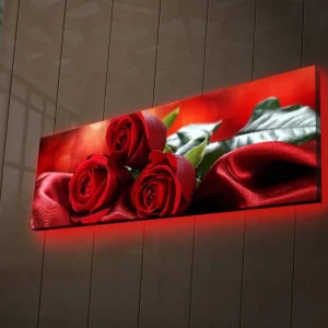 Nedsatt pris Canvastavla med LED-belysning 30x90 cm - Tre röda rosor på en mjuk, röd satinbakgrund Röd / Grön - Inredning