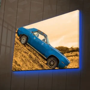 Canvastavla med LED-belysning 45x70 cm - Blå klassisk bil på en lutande väg Blå / Gulbrun - Inredning Kampanjpris