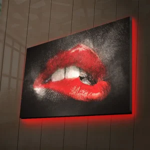 Canvastavla med LED-belysning 45x70 cm - Sensuella läppar i röd färg med en dramatisk kontrast mot en mörk bakgrund Röd / Svart - Inredning Fri frakt