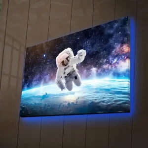 Begränsad tid Canvastavla med LED-belysning 45x70 cm - Astronaut som svävar i rymden över jorden Vit / Blå / Svart - Inredning