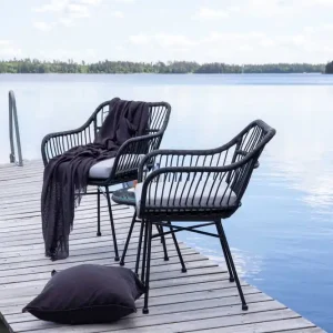 Erbjudandepris Viga cafégrupp - Svart med grå dyna 2 stolar & bord 40 cm från Venture Design- Bra Möbler
